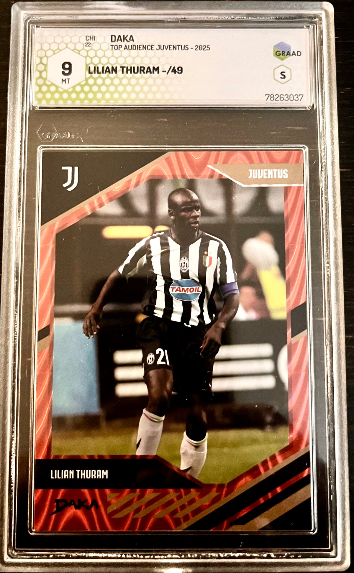 Lilian Thuram DAKA Juventus Limited Edition 27/49 GRAAD 9 – Trading Card